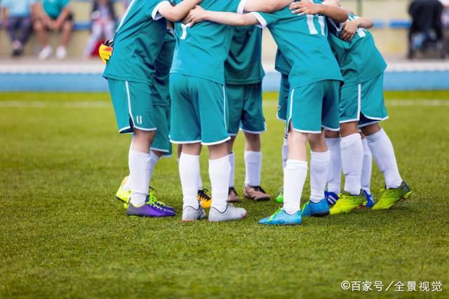 罗德里携伴完成巴萨签约 多张合影曝光